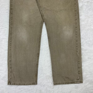 Op de afbeelding: Een paar bruine spijkerbroeken met een rechte pijp. De jeans heeft een vervaagde look en is gemaakt van een zachte, comfortabele stof.