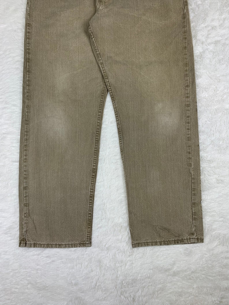Op de afbeelding: Een paar bruine spijkerbroeken met een rechte pijp. De jeans heeft een vervaagde look en is gemaakt van een zachte, comfortabele stof.