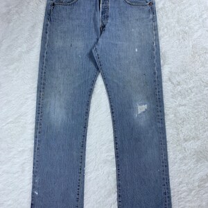 vintage levis 550 light wash blue jeans.. distressed jeans.. size 34
