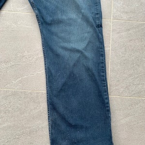 K&ouml;nnte beinhalten: Eine blaue Jeans mit geradem Bein.