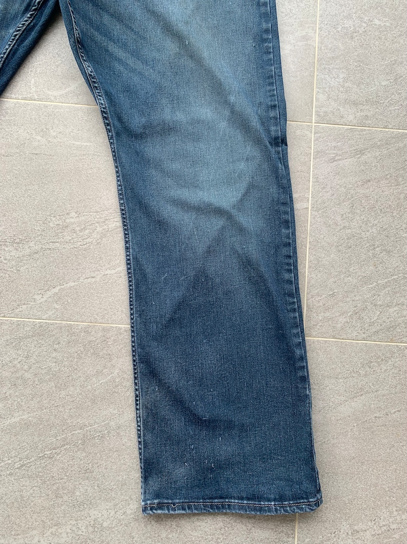 K&ouml;nnte beinhalten: Eine blaue Jeans mit geradem Bein.