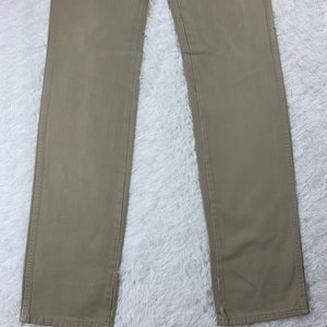 Op de afbeelding: Een broek in kaki kleur met een rechte pijp. De broek is gemaakt van een zachte, comfortabele stof en heeft een klassieke stijl.