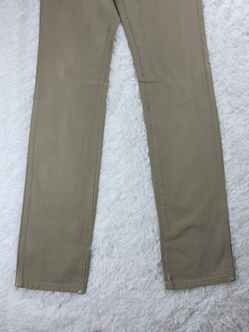 Op de afbeelding: Een broek in kaki kleur met een rechte pijp. De broek is gemaakt van een zachte, comfortabele stof en heeft een klassieke stijl.