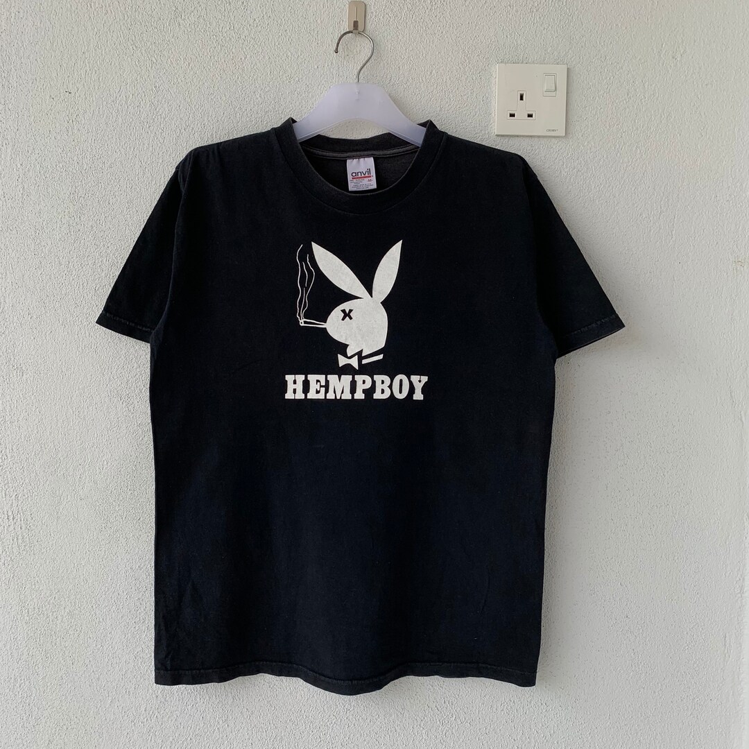 HEMPBOY Tシャツ 大きなロゴがプリントされています。プレイボーイの