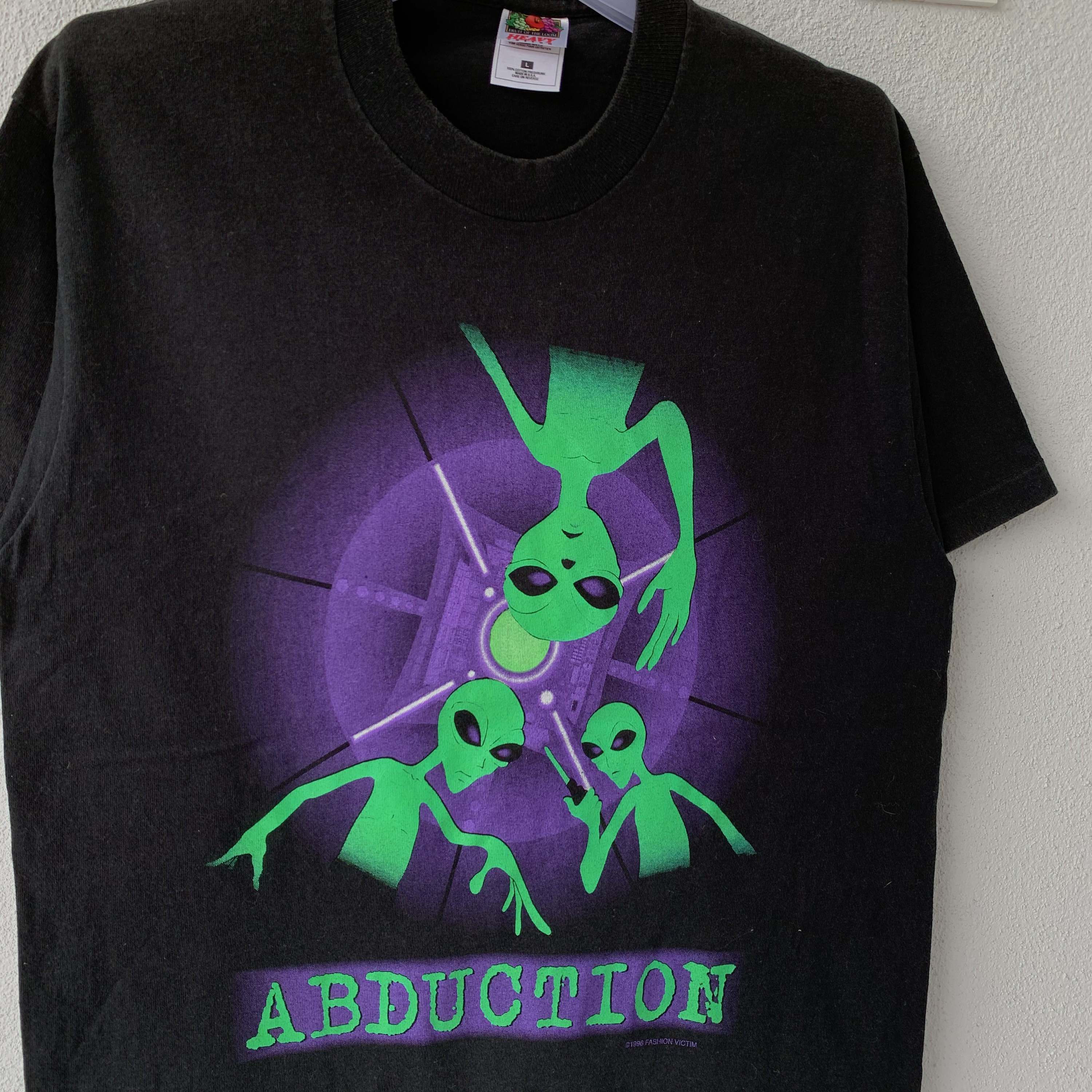 Vintage 1996 Alien Abduction T-shirt - Fashion Victim Design (size