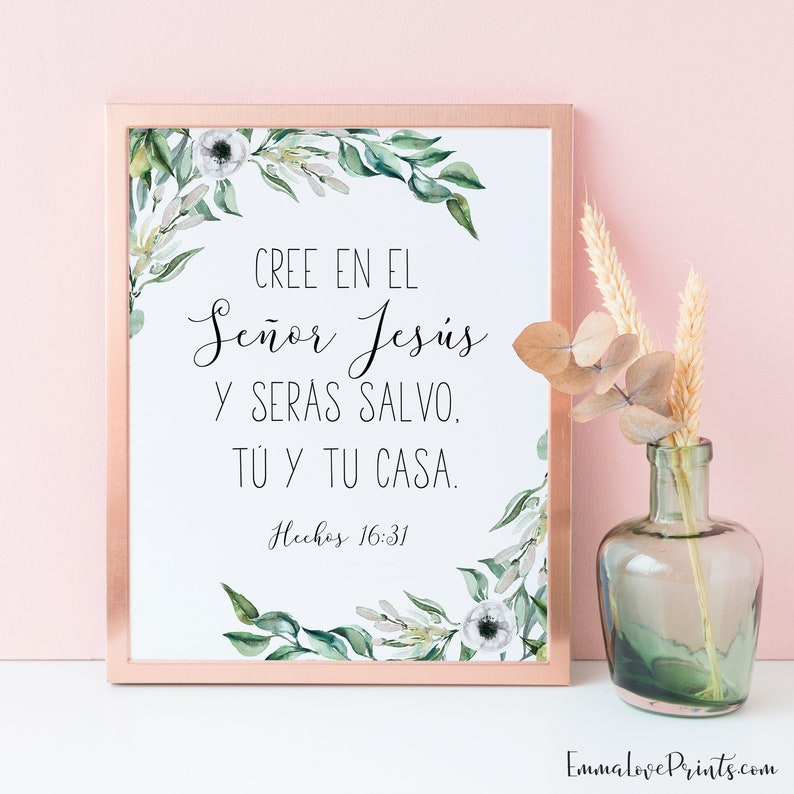 May include: A printable wall art design with a white background and green watercolor floral border. The text reads "CREE EN EL Se&ntilde;or Jes&uacute;s Y SERAS SALVO. TU Y TU CASA. Hechos 16:31".