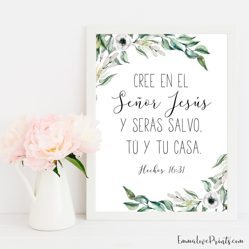 May include: A printable wall art design with a white background and green foliage border. The text reads "CREE EN EL Se&ntilde;or Jes&uacute;s Y SERAS SALVO. T&Uacute; Y TU CASA. Hechos 16:31".