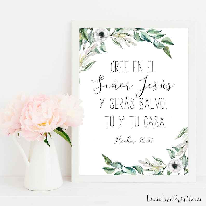 May include: A printable wall art design with a white background and green foliage border. The text reads "CREE EN EL Se&ntilde;or Jes&uacute;s Y SERAS SALVO. T&Uacute; Y TU CASA. Hechos 16:31".
