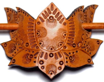 Boho Lotus Flower Hair Slide, Barrette en cuir repoussé, Bâton à cheveux en bois