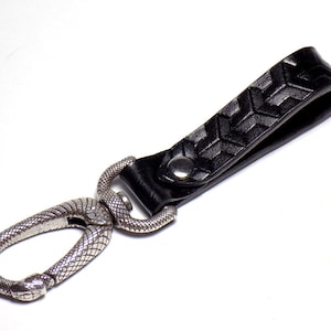 Llavero con mosquetón de serpiente Ouroboros, cordón de cuero geométrico negro, llavero con clip para cinturón