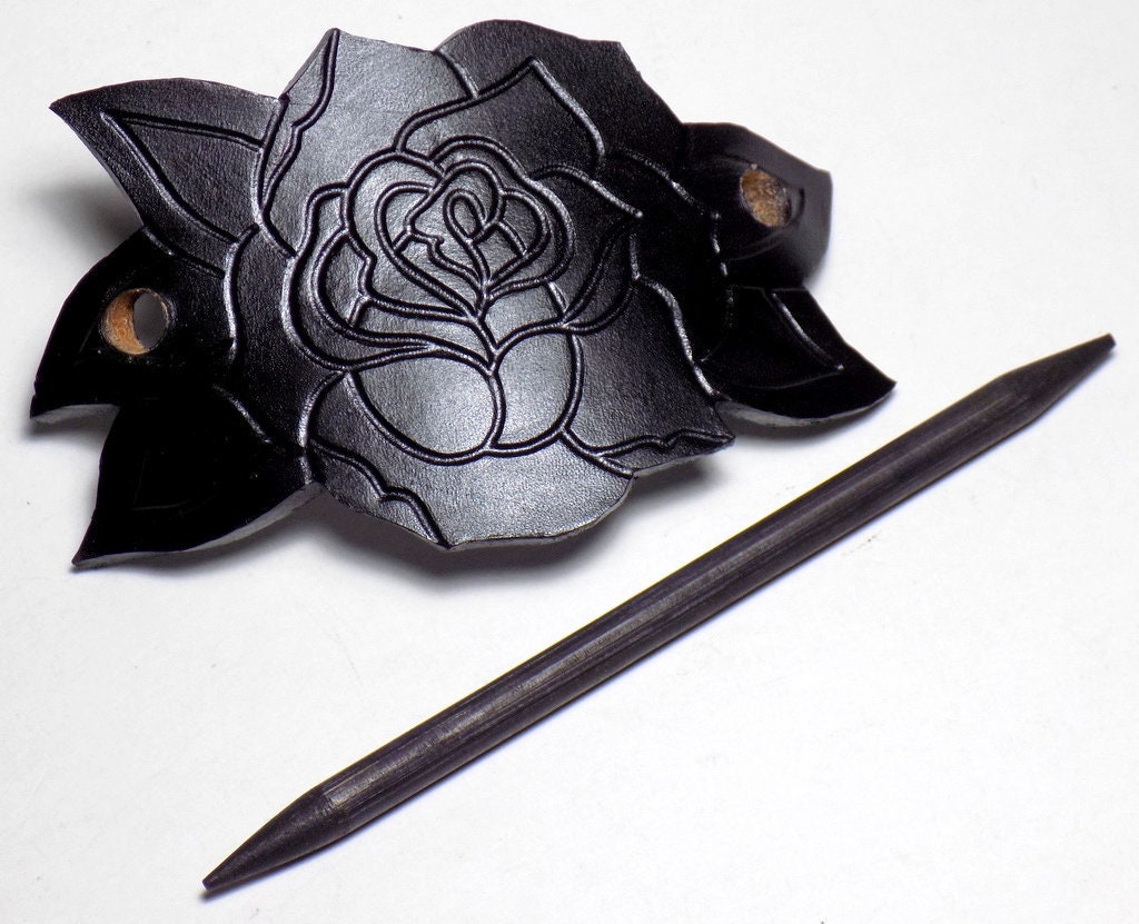Schwarze Rose Haarspange, Leder Haarspange, Haarstab aus Holz, Haarnadel mit Blumenmuster