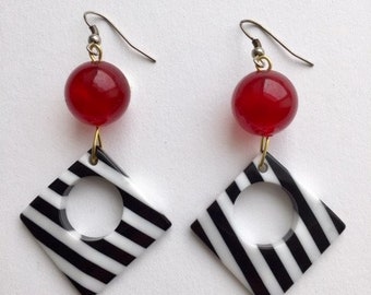 Pop-Art Ohrringe Schwarz/Weiß mit roter Perle