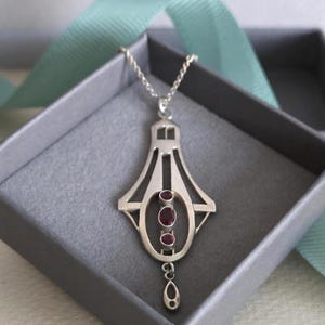 Pendentif Art Nouveau en argent 800, orné de trois pierres de pâte rouge