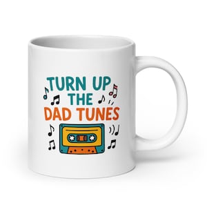 Mug papa musicien - Design Turn Up The Dad Tunes - Cadeau de fête des pères pour les mélomanes - Tasse à café amusante - Cadeau papa cool et ludique