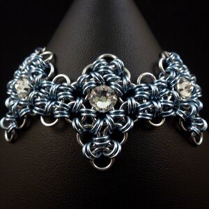 Pulsera Chainmaille 'Elsa' con Swarovski ® Cristal Montees - Azul claro y plata - Uno de un tipo joyería Chainmail