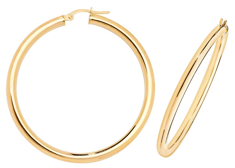 Puede incluir: Dos pendientes de aro dorados. Los pendientes son de color oro brillante y brillante. Los aros son redondos y tienen una superficie lisa y pulida. Los pendientes se muestran sobre un fondo blanco.