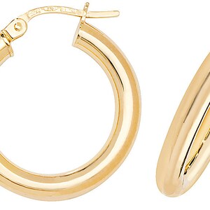 Puede incluir: Un par de pendientes de aro dorados. Los pendientes tienen un dise&ntilde;o cl&aacute;sico, con una forma tubular redondeada. El oro tiene una superficie pulida y reflectante. Los pendientes se muestran sobre un fondo blanco.