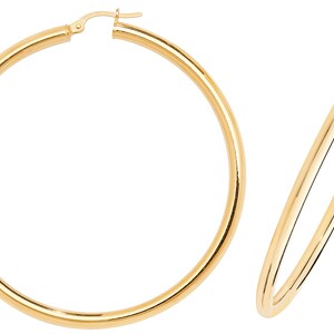 Puede incluir: Dos pendientes de aro dorados. Los pendientes son redondos y tienen una superficie lisa y pulida. Los aros son de grosor medio y tienen un dise&ntilde;o sencillo y cl&aacute;sico. Los pendientes se muestran sobre un fondo blanco.