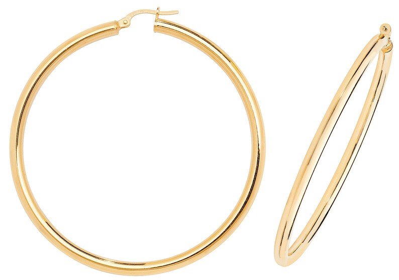 Puede incluir: Dos pendientes de aro dorados. Los pendientes son redondos y tienen una superficie lisa y pulida. Los aros son de grosor medio y tienen un dise&ntilde;o sencillo y cl&aacute;sico. Los pendientes se muestran sobre un fondo blanco.
