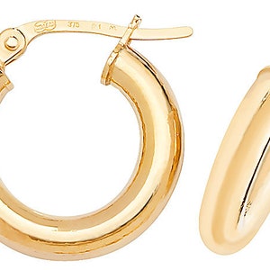 Puede incluir: Dos pendientes de aro dorados. Los pendientes tienen un dise&ntilde;o cl&aacute;sico, con una superficie redondeada y pulida. Los aros son de tama&ntilde;o mediano y tienen un cierre seguro. Est&aacute;n hechos de un material de oro amarillo brillante.