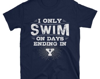 Je ne nage que les jours se terminant par un T-shirt Y, une chemise de natation amusante, un cadeau de nageur, un tee-shirt de natation