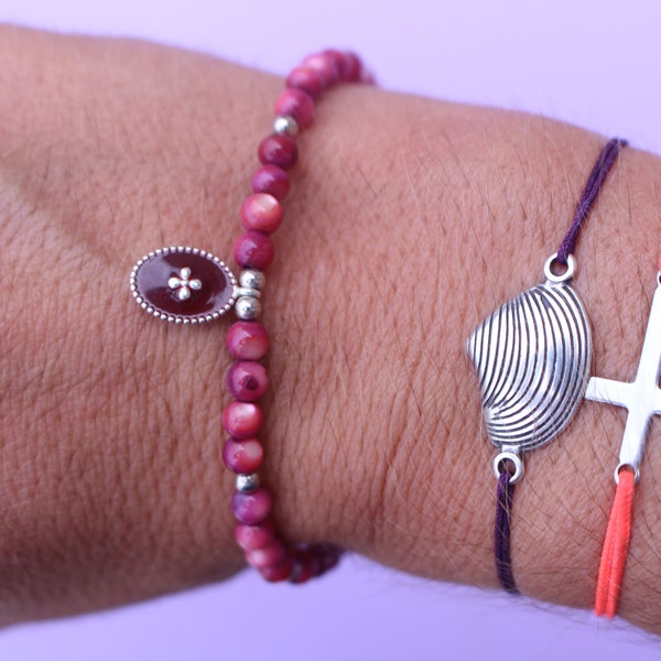 Bracelet élastique, CRUZ, perles nacre, bijou croix, facile à porter, bracelet classique, cadeau femme, budget moyen, Misdi by Diane