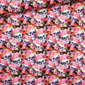Rosa Blumenschädel 100% Baumwolle Halloween-Stoff - Quilten, Handwerk, Nähen - Rosa Blumen-Schädel-Halloween-Stoff - Fat Quarter Meter
