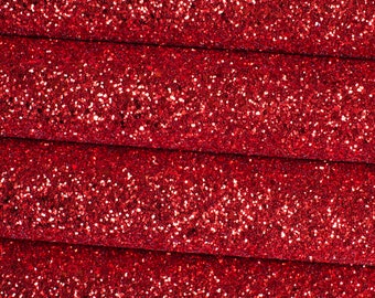 Op de afbeelding: Rode glitterstof met een fijne, glinsterende textuur. De stof is in meerdere lagen gevouwen, waardoor de diepte van de glitter wordt benadrukt.