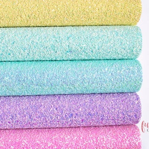 Può includere: Quattro rotoli di tessuto glitterato iridescente in tonalità di giallo, blu, viola e rosa. Il tessuto è impilato uno sopra l'altro, con il rotolo giallo in cima e il rotolo rosa in fondo.