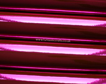 Op de afbeelding: Close-up van een rol glanzend, metallic roze vinyl. Het vinyl heeft een glad, reflecterend oppervlak.