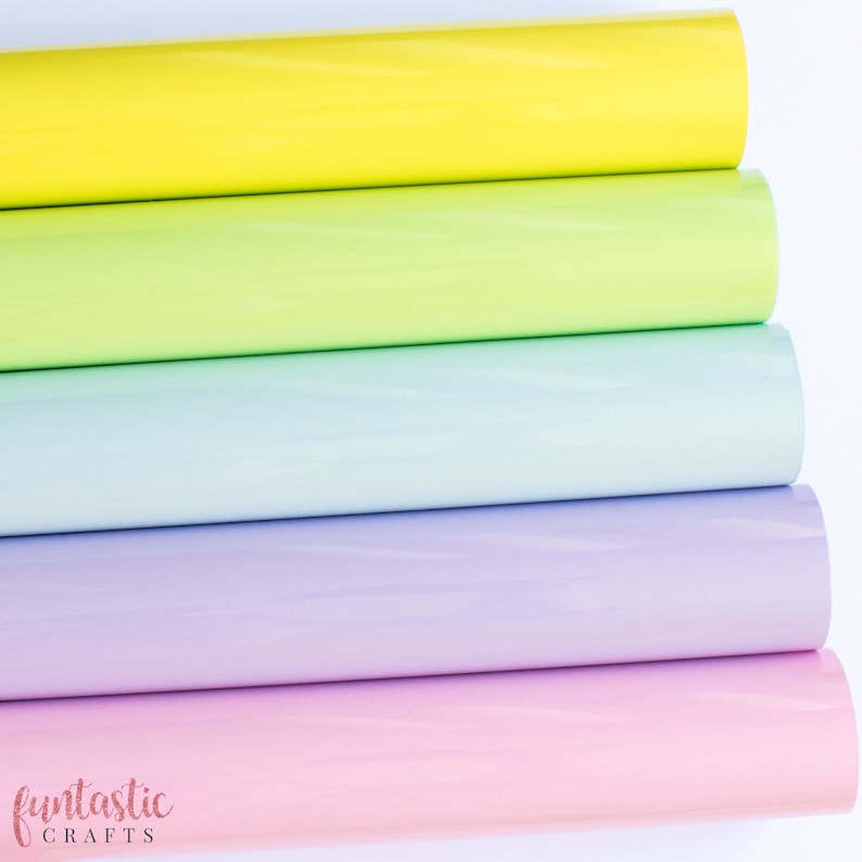 Op de afbeelding: Een stapel glanzende vinylrollen in pasteltinten geel, groen, blauw, paars en roze. De rollen hebben een glad oppervlak met een subtiel marmerpatroon. Het logo "funtastic crafts" is linksonder zichtbaar.
