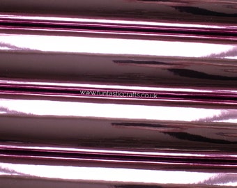 Op de afbeelding: Close-up van een metallic roze stof met een glanzend, reflecterend oppervlak. De stof is gevouwen in een reeks parallelle lijnen, waardoor een textuur ontstaat.