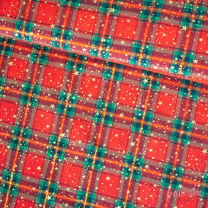 K&ouml;nnte beinhalten: Roter und gr&uuml;ner karierter Stoff mit einem Muster aus wei&szlig;en Glitzersternen. Der Stoff ist perfekt f&uuml;r Weihnachtsbasteln und -projekte.