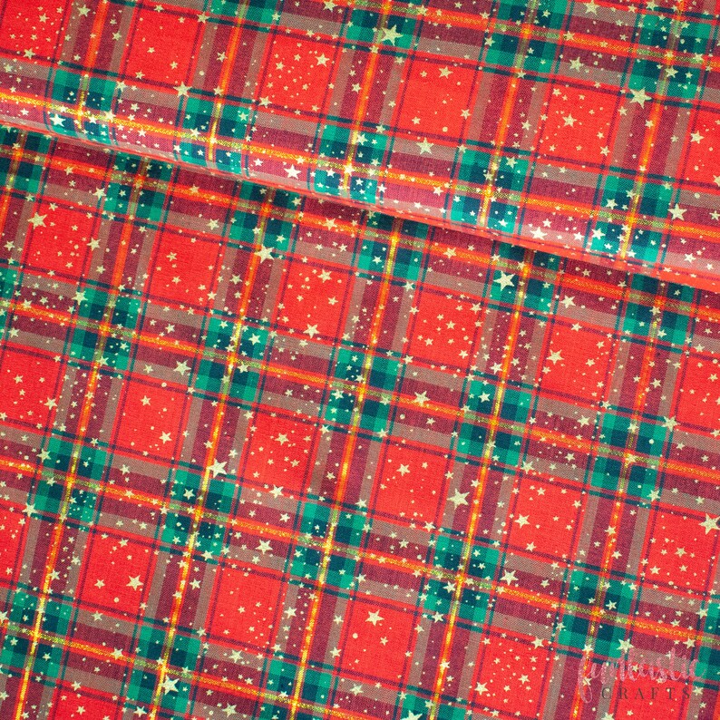 K&ouml;nnte beinhalten: Roter und gr&uuml;ner karierter Stoff mit einem Muster aus wei&szlig;en Glitzersternen. Der Stoff ist perfekt f&uuml;r Weihnachtsbasteln und -projekte.