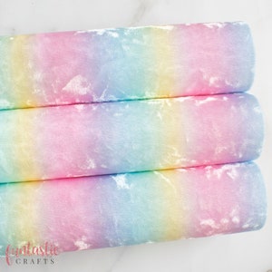 Peut inclure: Trois rouleaux de tissu de velours à l'ombre pastel arc-en-ciel. Le tissu a une texture douce et duveteuse et est parfait pour les projets d'artisanat.