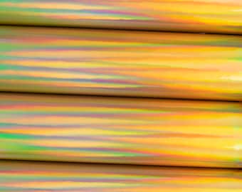 Op de afbeelding: Close-up van iriserende gouden vinyl met een holografische afwerking. De vinyl is opgerold en gestapeld in meerdere lagen, waardoor het glinsterende effect van het materiaal zichtbaar wordt.