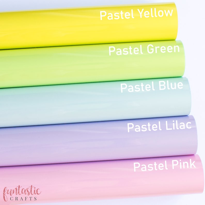 Op de afbeelding: Een stapel pastelkleurige vinylrollen, waaronder geel, groen, blauw, lila en roze. Elke rol is gelabeld met zijn kleurnaam in witte tekst. In de linker benedenhoek staat het logo van "funtastic crafts."