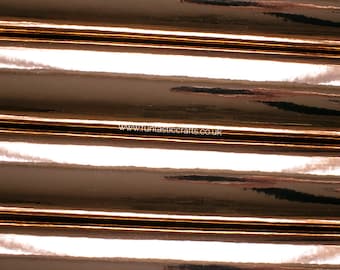 Op de afbeelding: Close-up van een metalen rosé gouden vinyl vel. Het vel heeft een glanzend, reflecterend oppervlak.