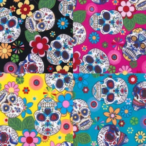 Op de afbeelding: Een kleurrijke stof met een herhalend patroon van suikerschedels en bloemen. De schedels zijn wit met zwarte details en worden omringd door bloemen in tinten roze, geel, blauw en groen.