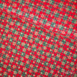 K&ouml;nnte beinhalten: Roter und gr&uuml;ner karierter Stoff mit goldenem Schneeflockenmuster. Der Stoff ist perfekt f&uuml;r Weihnachtsbastelarbeiten und Projekte.