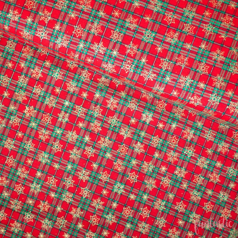 K&ouml;nnte beinhalten: Roter und gr&uuml;ner karierter Stoff mit goldenem Schneeflockenmuster. Der Stoff ist perfekt f&uuml;r Weihnachtsbastelarbeiten und Projekte.