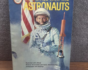 „W kosmos z astronautami” Roberta Scharffa Wonder Book Nowy Jork 1965 VTG