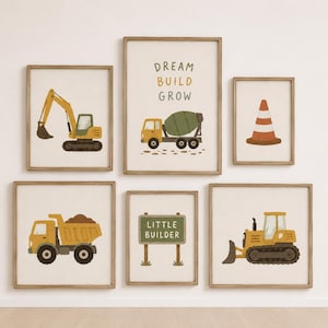 Puede incluir: Un conjunto de seis láminas de arte enmarcadas con vehículos de construcción y señales. Las ilustraciones incluyen una excavadora amarilla, una hormigonera con el texto DREAM BUILD GROW, un cono naranja, un camión volquete, un cartel que dice LITTLE BUILDER y una excavadora amarilla.