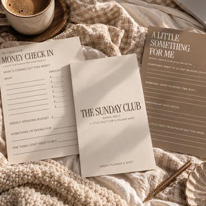 Peut inclure: Trois planificateurs en papier beige avec du texte brun foncé. Une feuille est intitulée MONEY CHECK IN avec des lignes pour les dépenses. Une autre est intitulée THE SUNDAY CLUB pour la planification hebdomadaire. La troisième est intitulée A LITTLE SOMETHING FOR ME avec des invites pour prendre soin de soi.