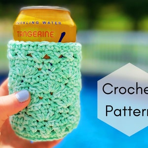 Puede incluir: Un enfriador de latas de crochet verde con una lata de agua con gas de mandarina dentro. El enfriador de latas está hecho con un patrón de punto de crochet simple. Patrón de crochet.