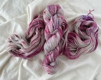 FILATO TINTO A MANO, Cosmos, filato maculato rosa viola, filato grigio chiaro, lana merino superwash, diteggiatura, dk, peso pettinato, filato voluminoso