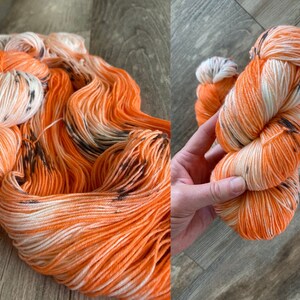 FILATO TINTO A MANO, Little Jack, Peso diteggiatura, Lana Merino Superwash, Filato per calzini, filato maculato bianco e nero arancione, filato di pesce koi immagine 6