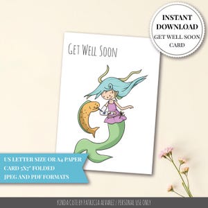 以下が含まれることがあります： 「GET WELL SOON」の文字が黒で書かれた白いカード。青い髪、紫色のトップス、緑色の尾を持つ漫画の人魚が、筆を持って魚を描いています。カードは12.7 x 17.8 cmの折り畳みカードです。