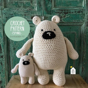 Könnte beinhalten: Häkelanleitung für einen weißen Bären und einen kleineren weißen Bären. Das Muster ist auf Spanisch und als PDF herunterladbar. Das Muster heißt "Crochet Pattern - Espanol - Downloadable PDF".