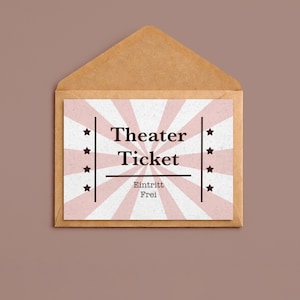 Könnte beinhalten: Eine rechteckige Theater-Eintrittskarte in einem braunen Kraftpapier-Umschlag. Die Karte zeigt ein rosa-weißes Strahlenmuster, dunkelbraunen Text mit der Aufschrift Theater Ticket und Eintritt Frei sowie vier kleine Sterne auf jeder Seite.